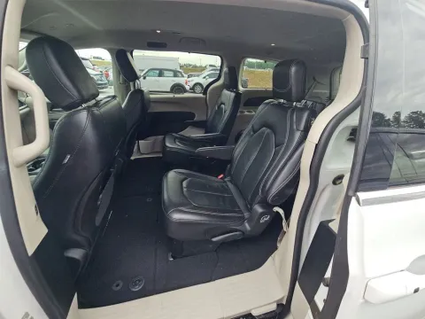 More photos of 2022 Chrysler Pacifica Touring L at Clement Supercenter, MO