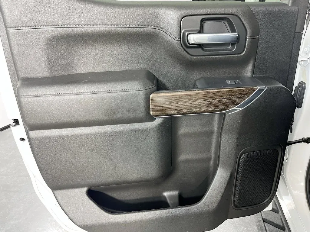 Chevrolet Silverado photo 26
