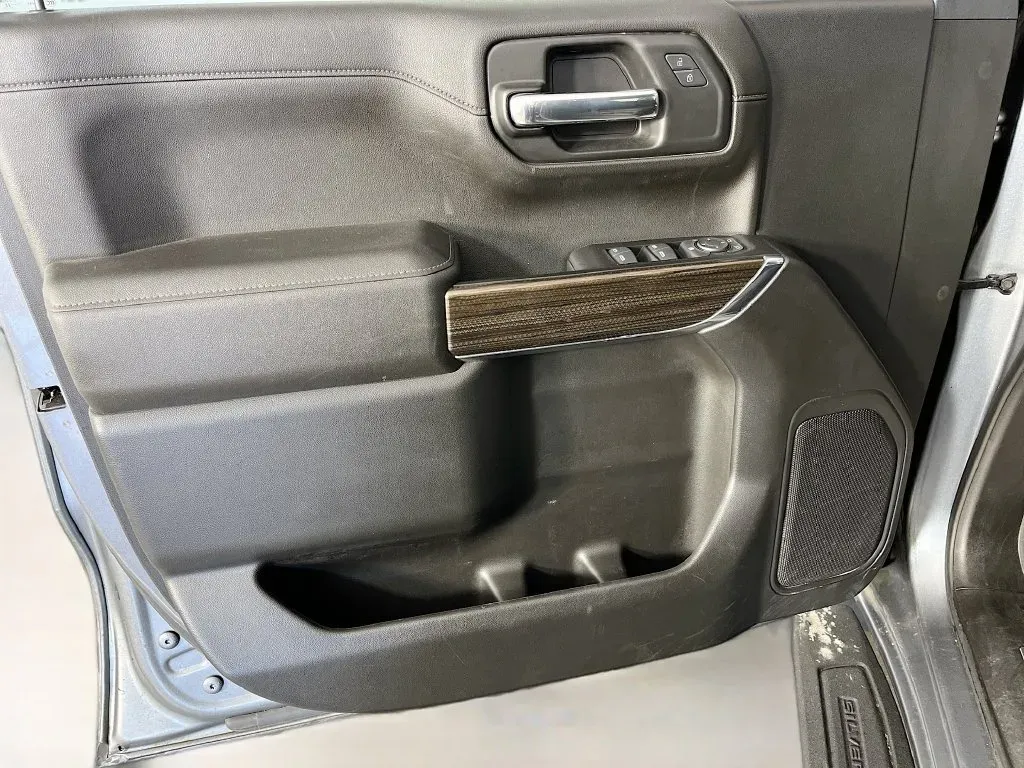 Chevrolet Silverado photo 22