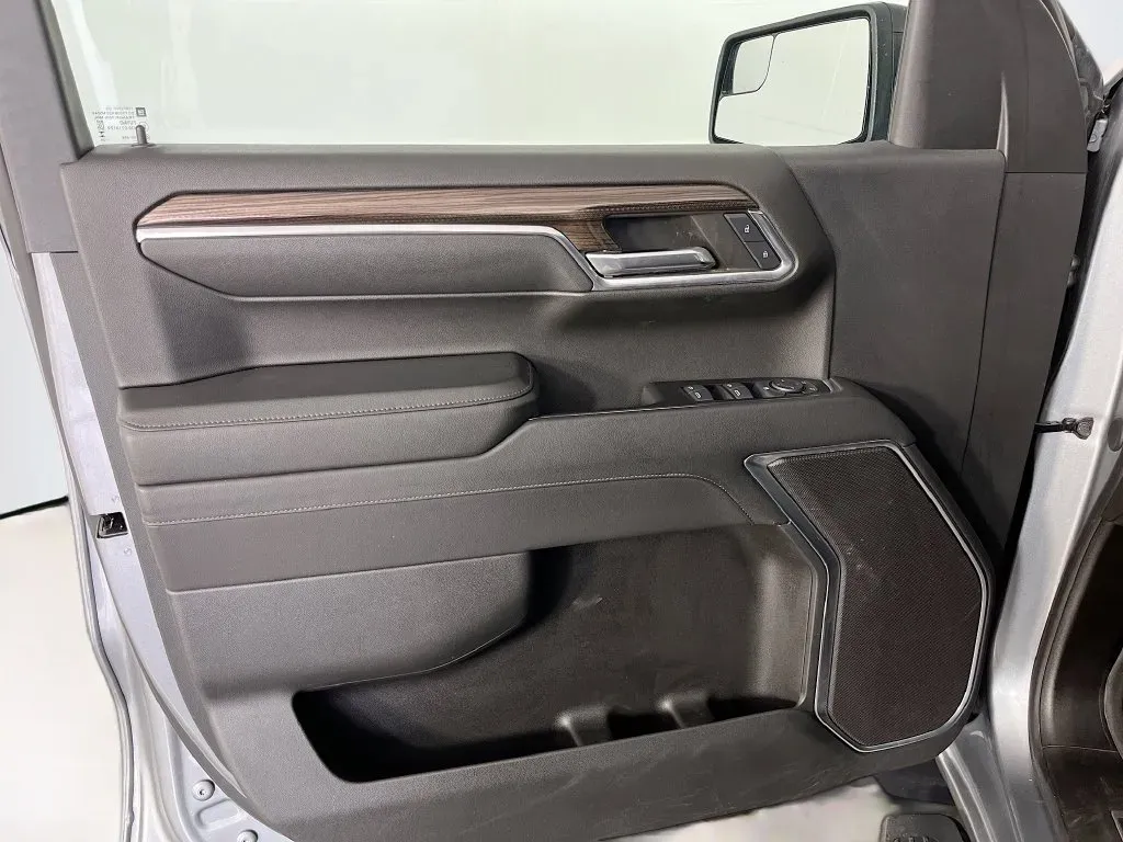 Chevrolet Silverado photo 23