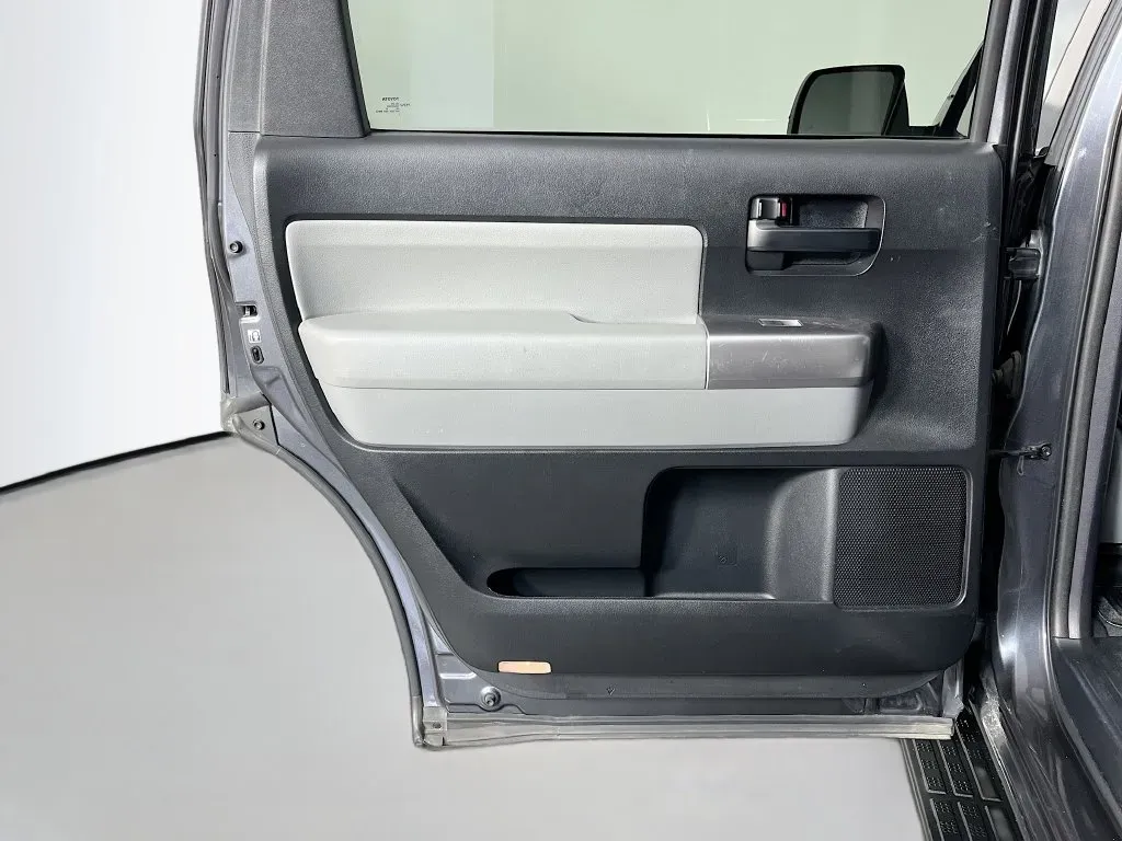 Toyota Sequoia photo 29