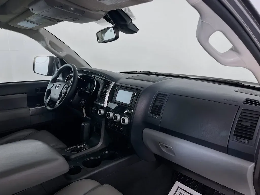 Toyota Sequoia photo 35