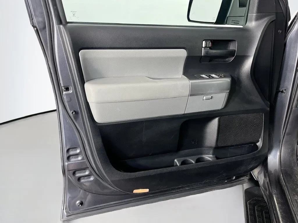 Toyota Sequoia photo 26