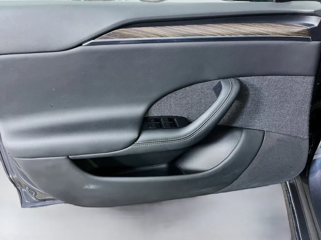Tesla Model S photo 22