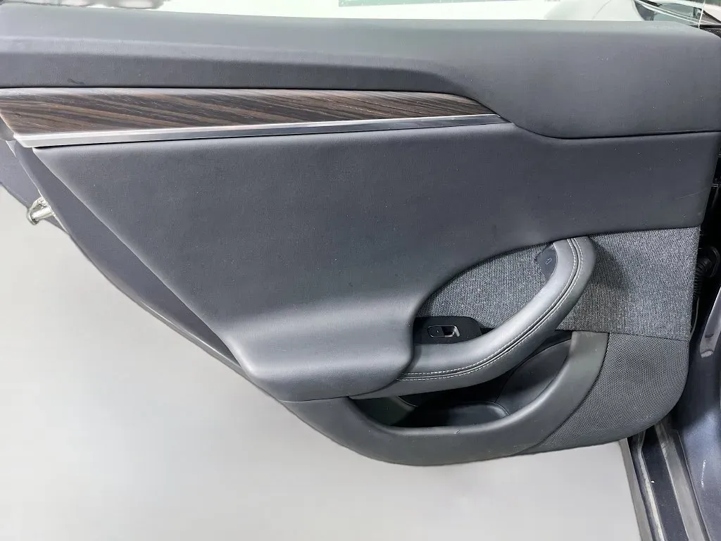 Tesla Model S photo 26
