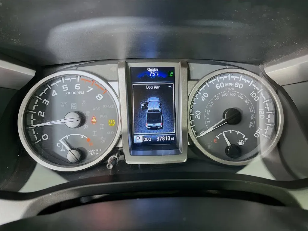 Toyota Tacoma photo 16