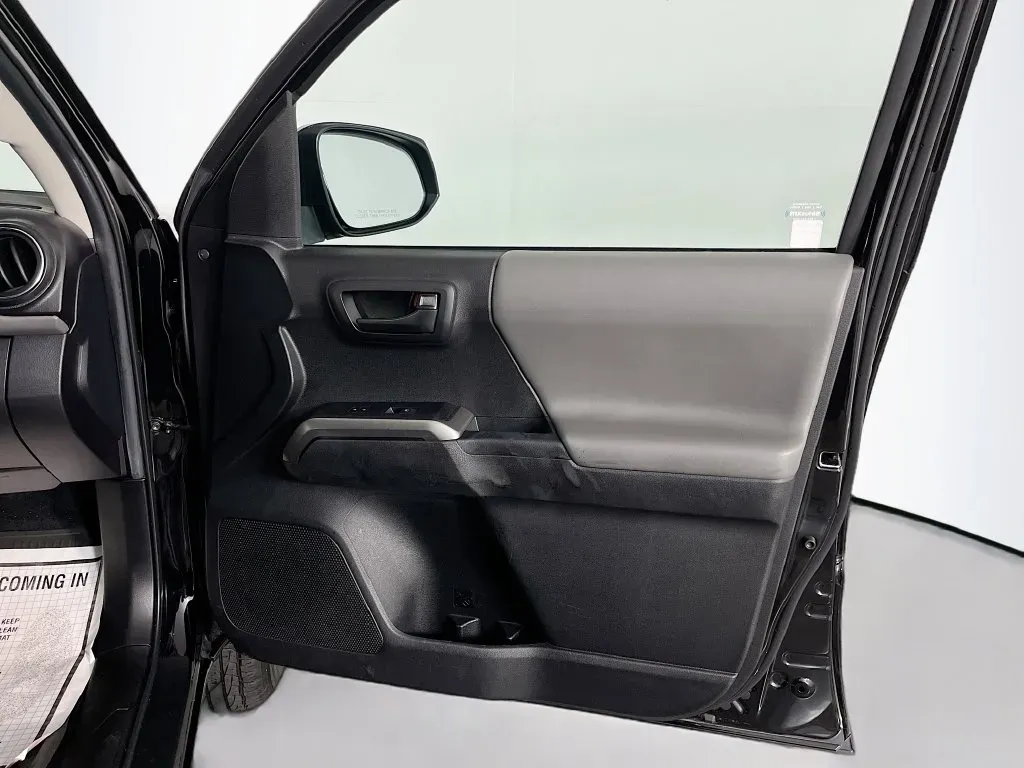 Toyota Tacoma photo 33