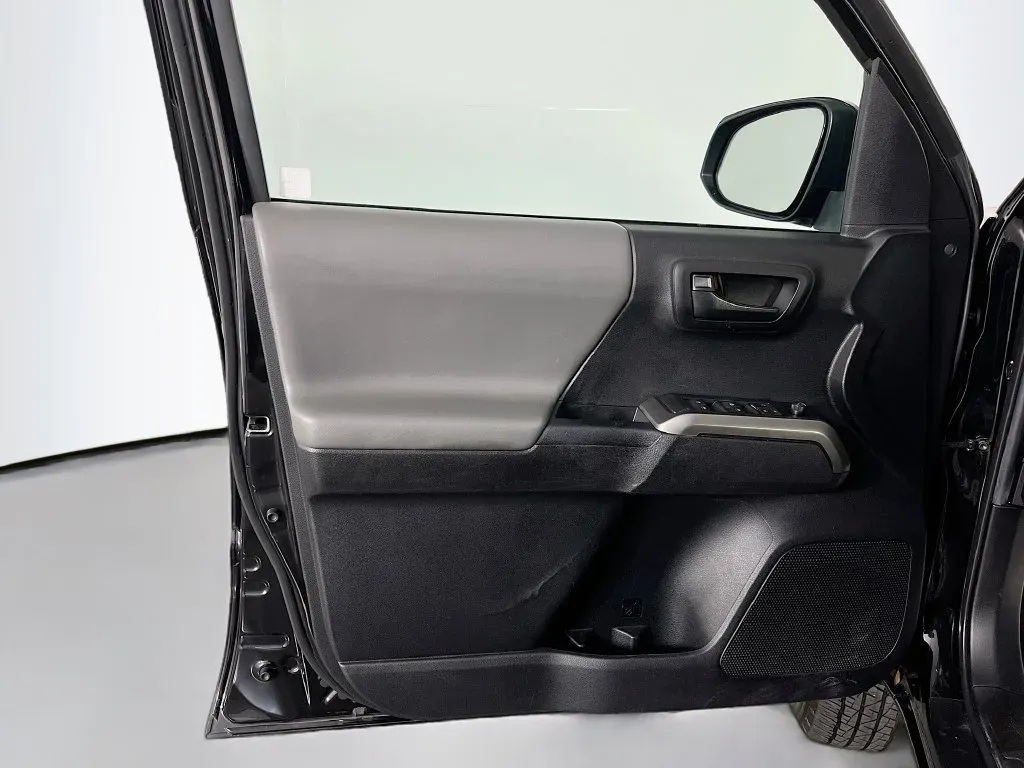 Toyota Tacoma photo 25