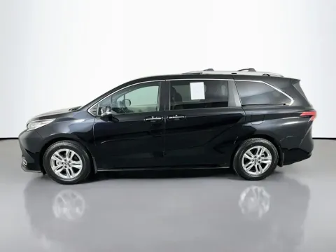 More photos of 2022 Toyota Sienna Limited at Clement Supercenter, MO