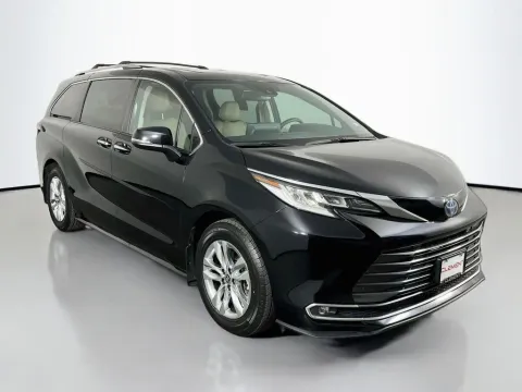 More photos of 2022 Toyota Sienna Limited at Clement Supercenter, MO