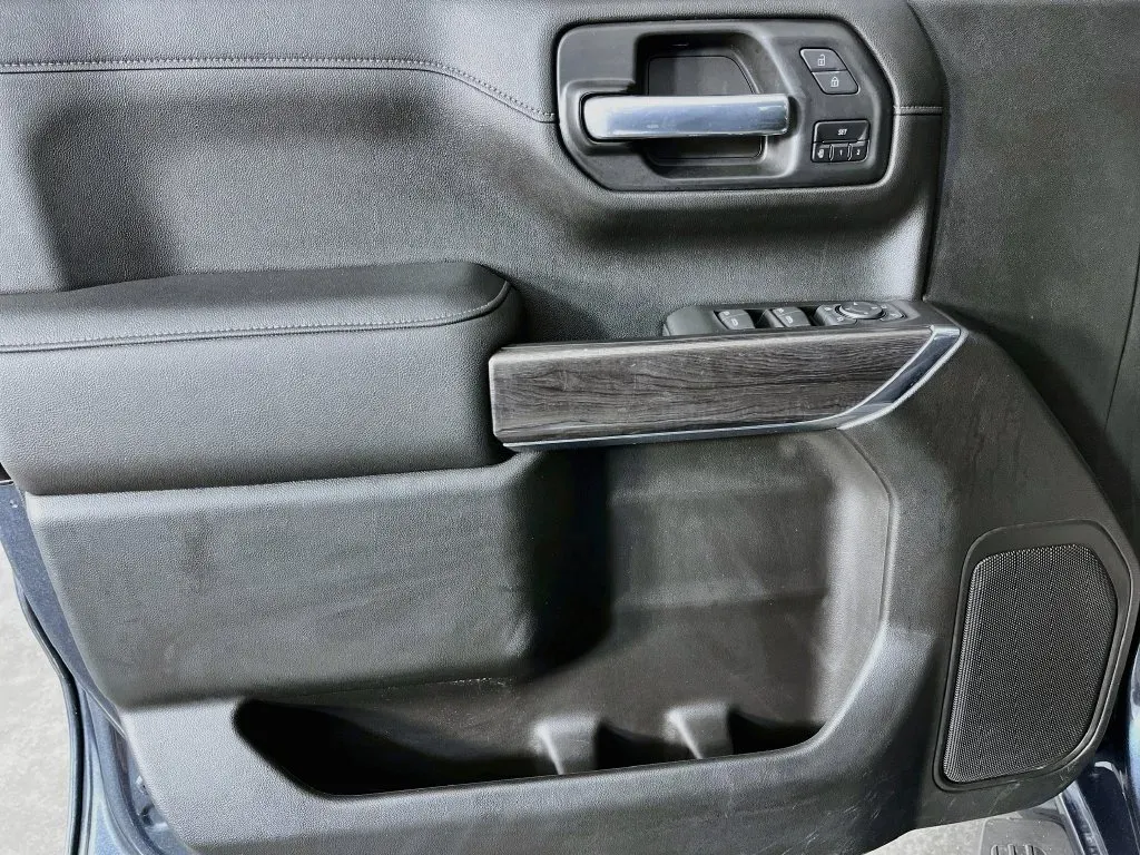 Chevrolet Silverado photo 23