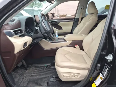 Another view of 2020 Toyota Highlander Limited for sale in St. Charles, MO at Clement Supercenter
