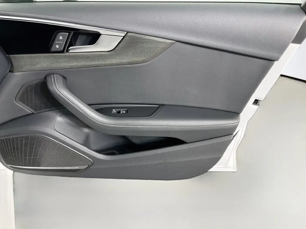 Audi A4 photo 38