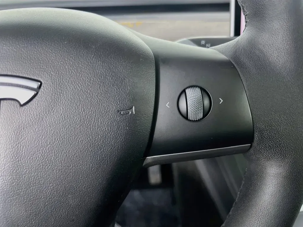 Tesla Model Y photo 14