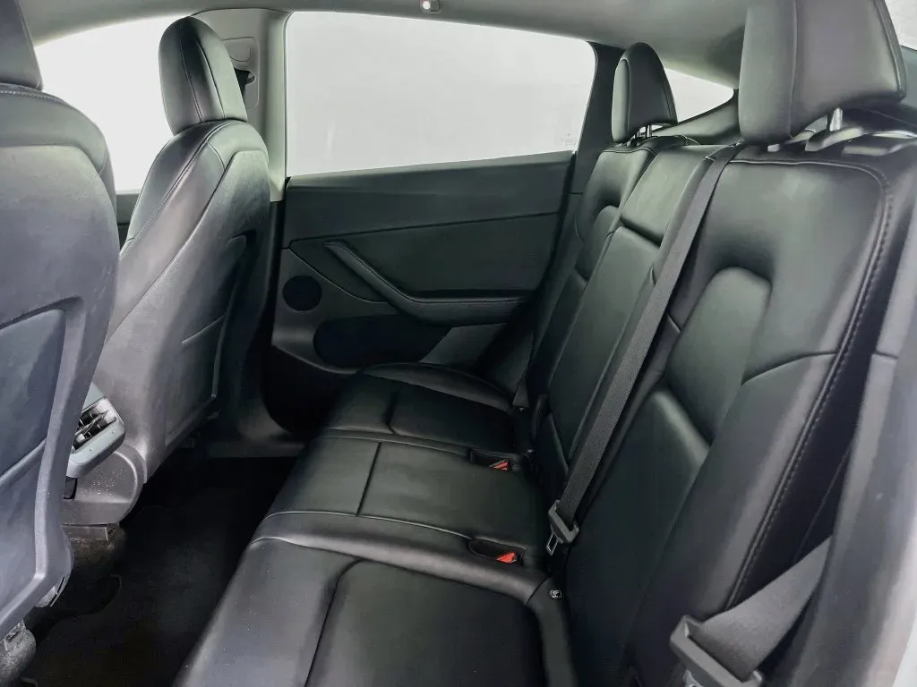 Tesla Model Y photo 27
