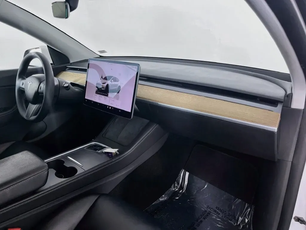 Tesla Model Y photo 32