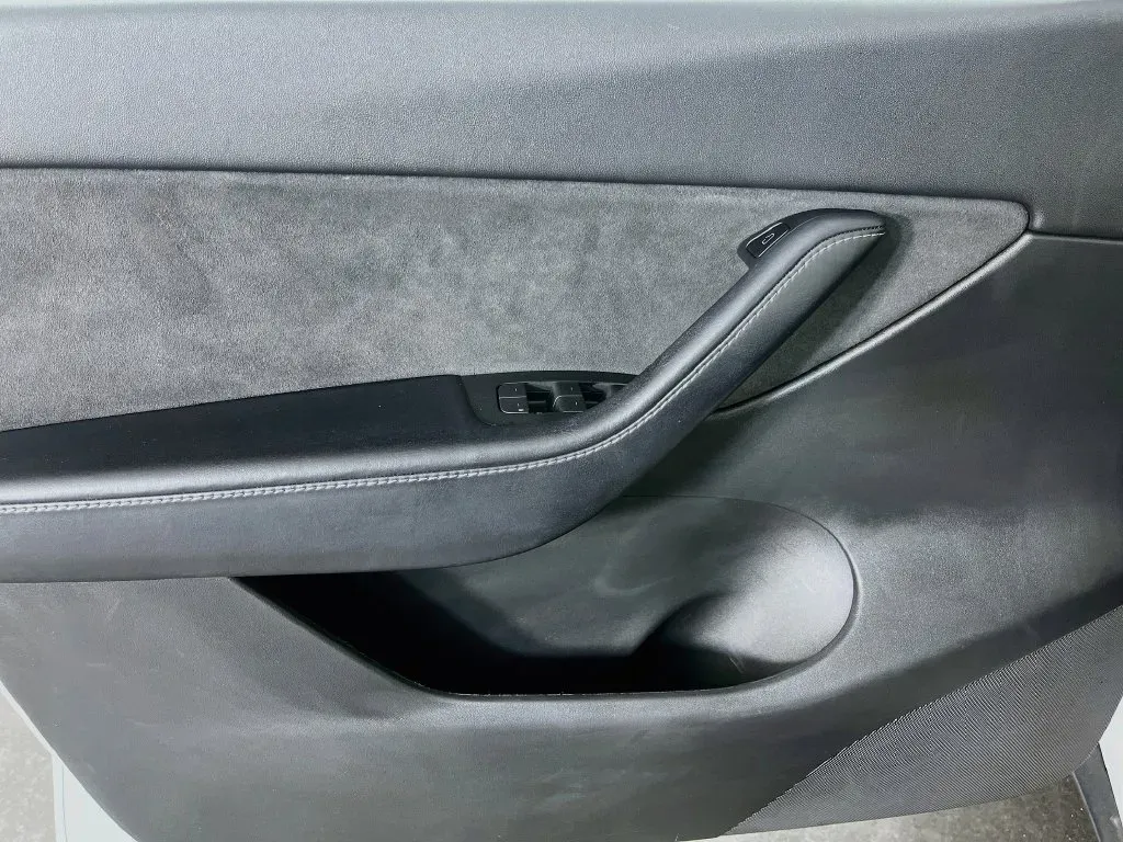 Tesla Model Y photo 22