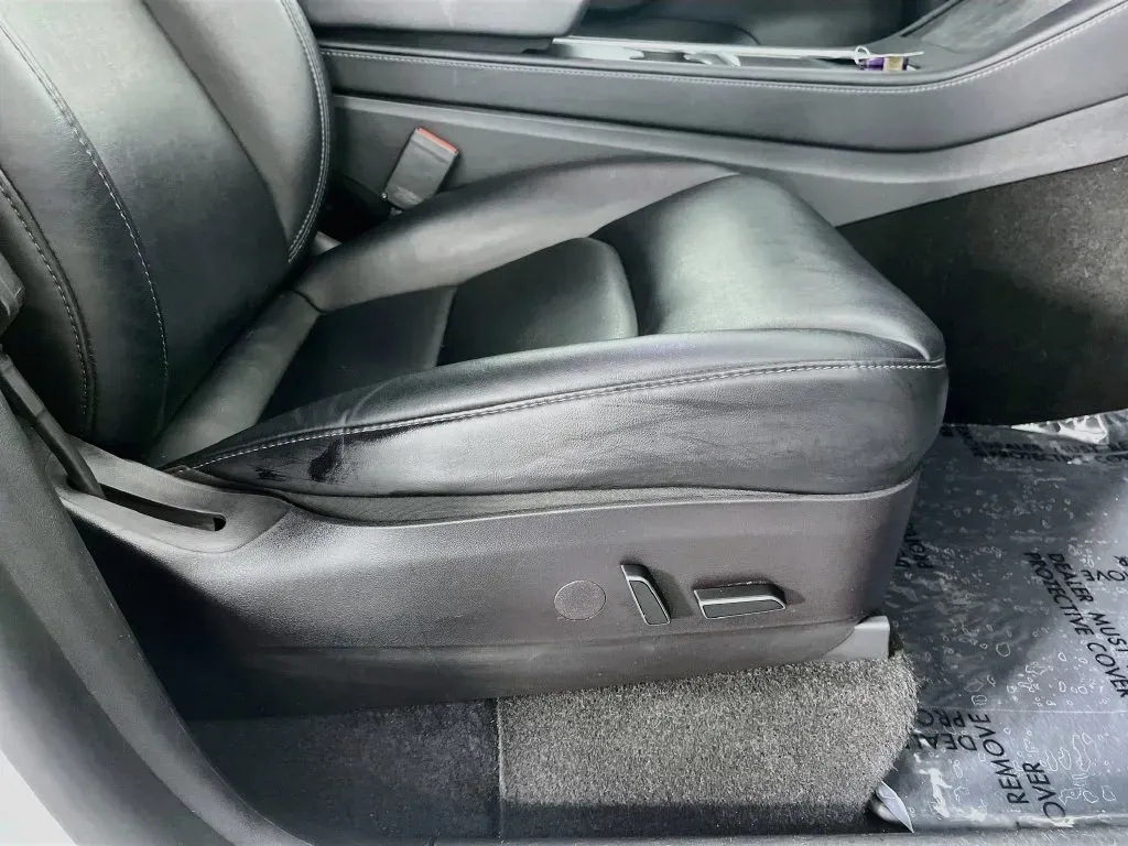 Tesla Model Y photo 31