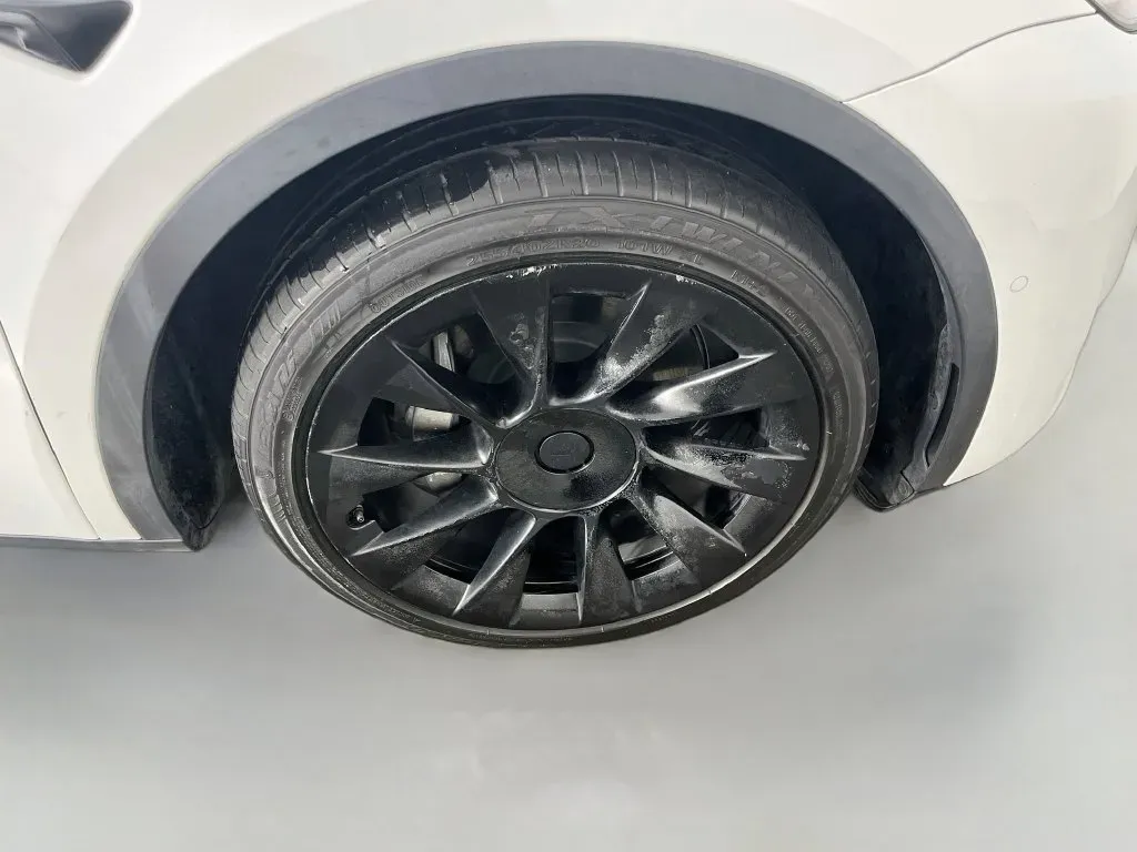 Tesla Model Y photo 34