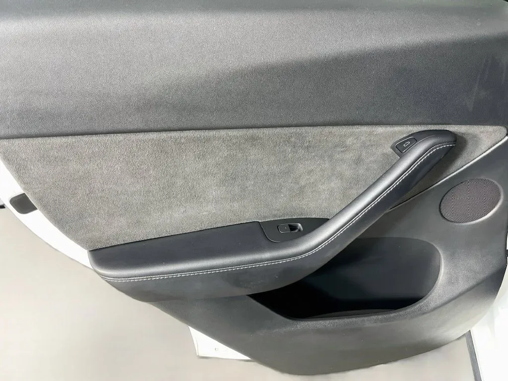 Tesla Model Y photo 26