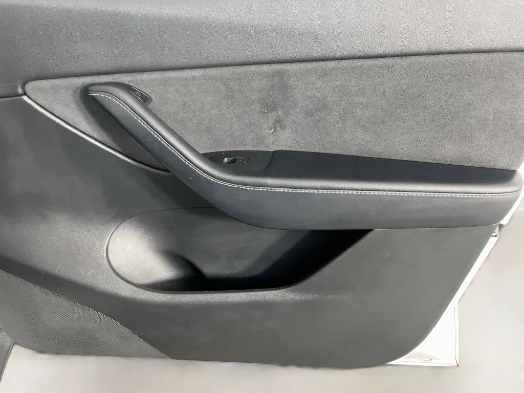 Tesla Model Y photo 33