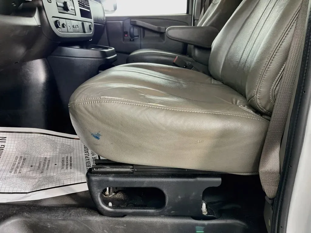 Chevrolet Express photo 23