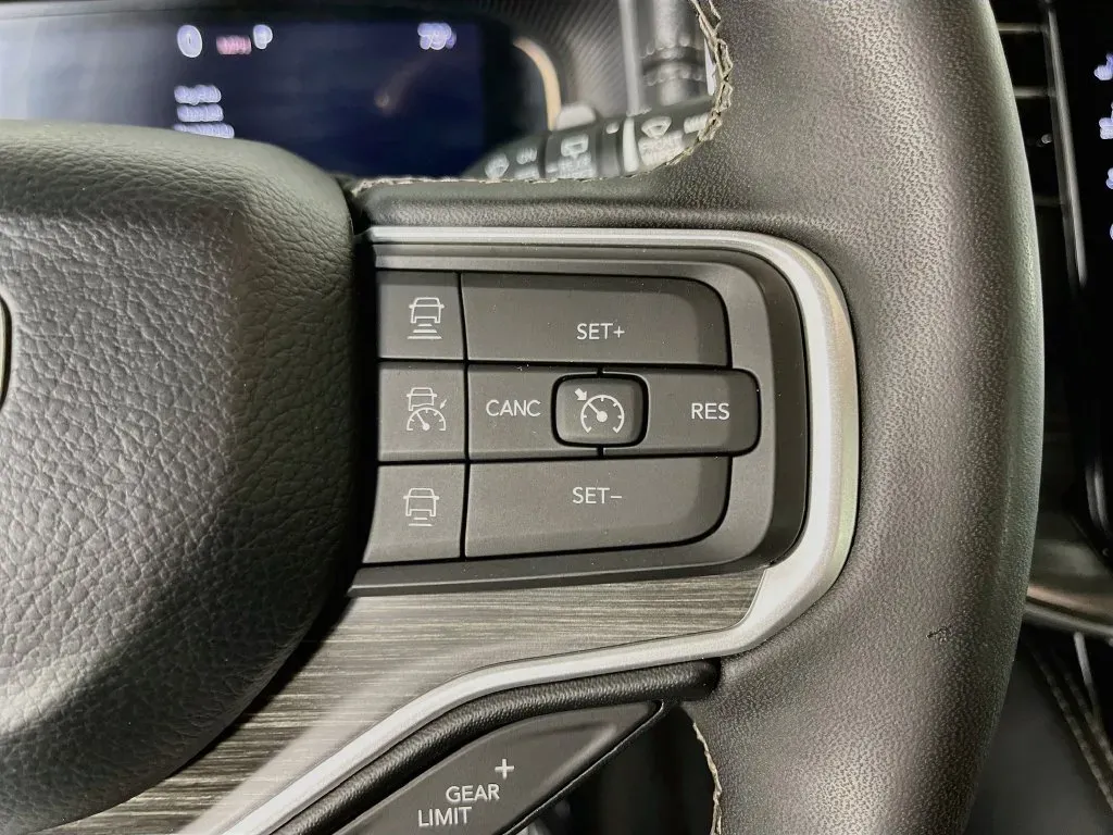 Jeep Wagoneer L photo 15