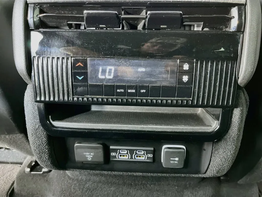 Jeep Wagoneer L photo 32