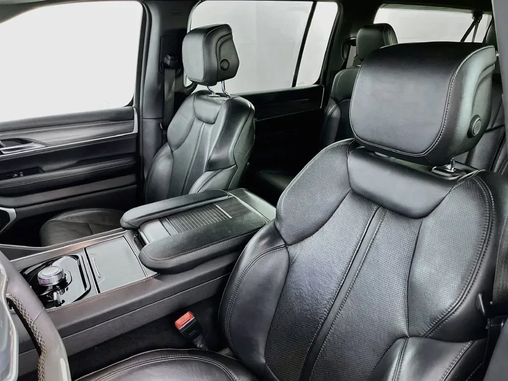 Jeep Wagoneer L photo 27
