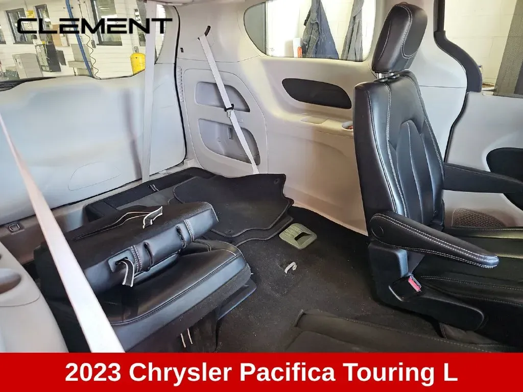 Chrysler Pacifica photo 6
