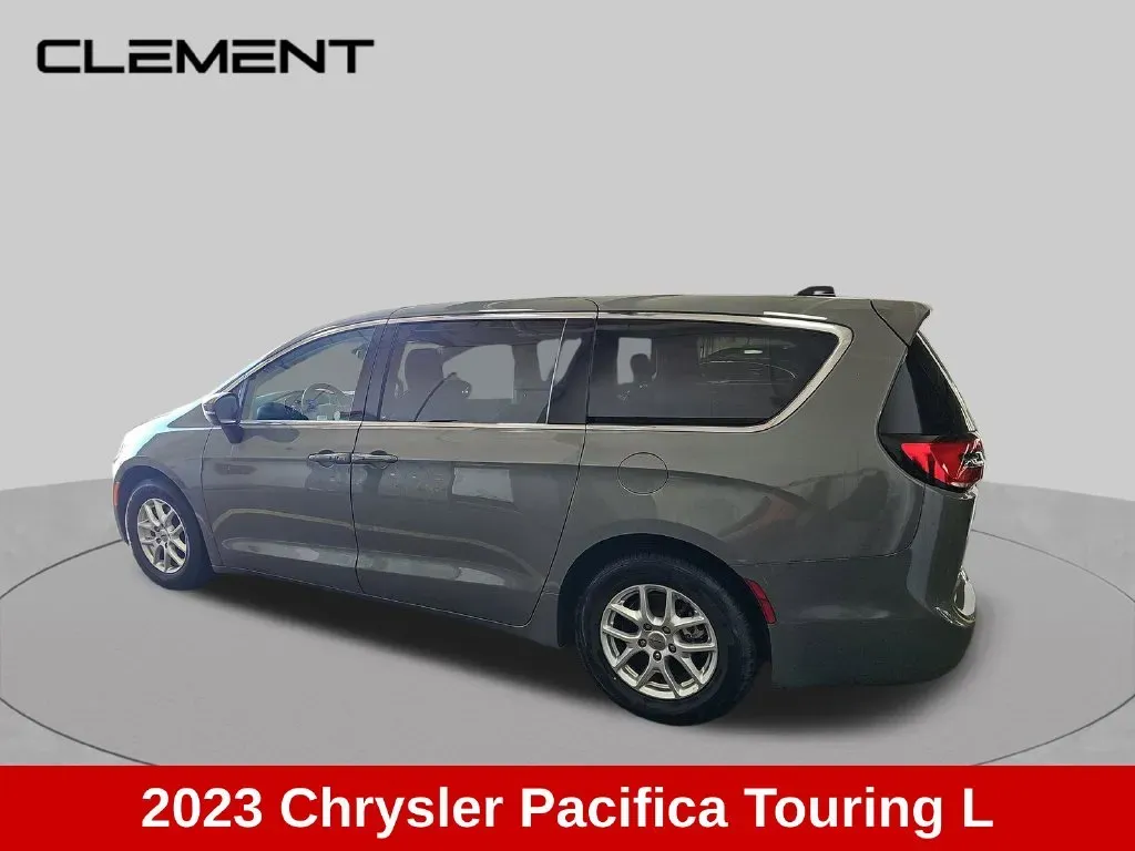 Chrysler Pacifica photo 8