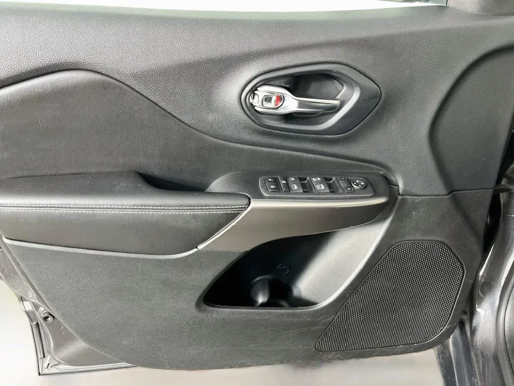 Jeep Cherokee photo 23