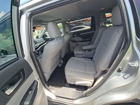 More photos of 2019 Toyota Highlander Limited at Clement Supercenter, MO