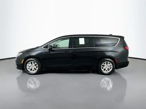 More photos of 2023 Chrysler Pacifica Touring L at Clement Supercenter, MO