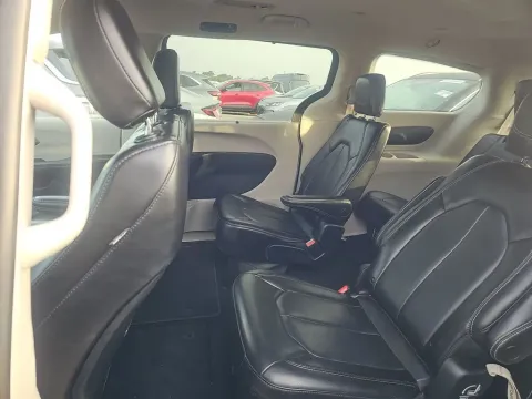 More photos of 2023 Chrysler Pacifica Touring L at Clement Supercenter, MO