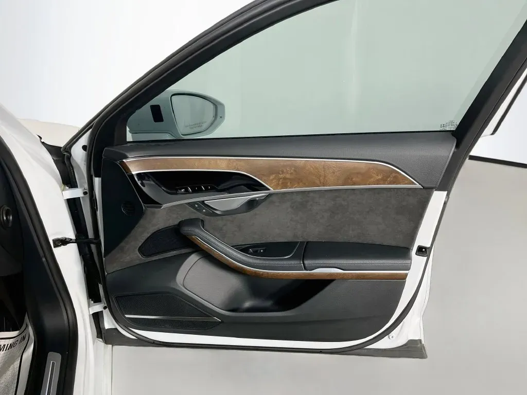 Audi A8 photo 38