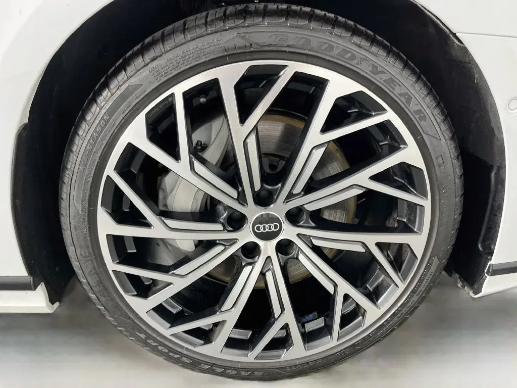 Audi A8 photo 39