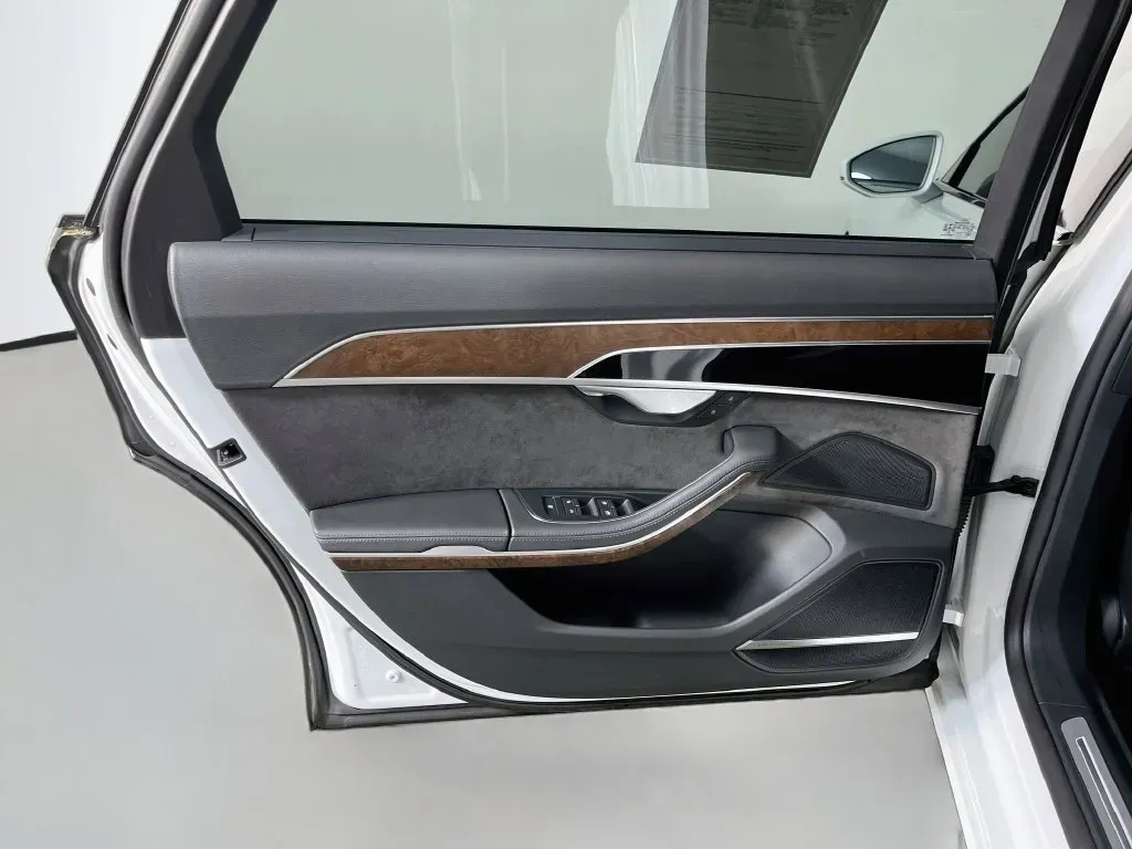 Audi A8 photo 32