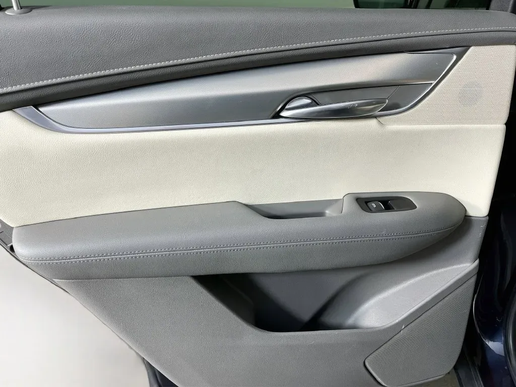 Cadillac XT5 photo 29