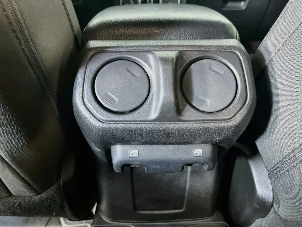 Jeep Wrangler photo 32