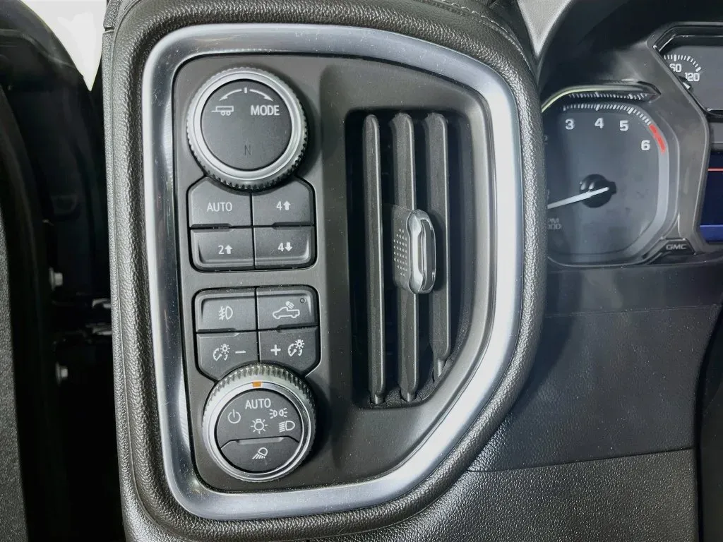 GMC Sierra photo 11