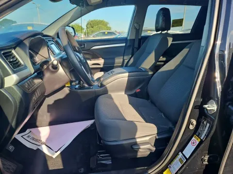 Another view of 2019 Toyota Highlander LE for sale in St. Charles, MO at Clement Supercenter