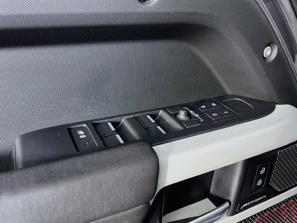 Land Rover Defender photo 26