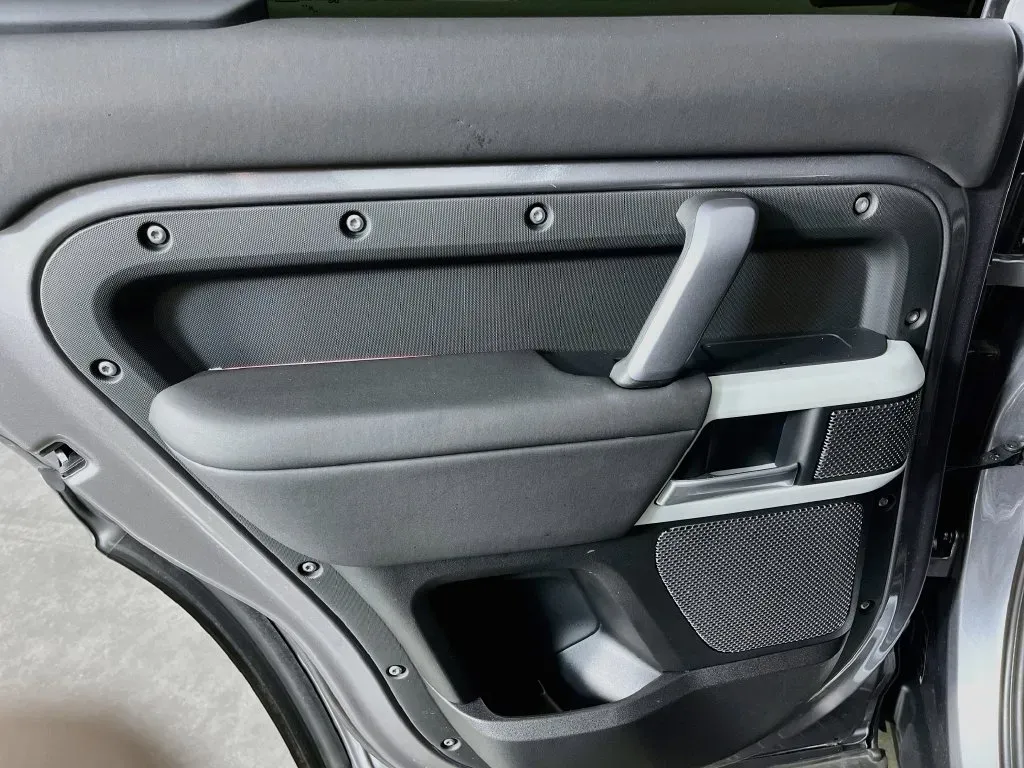 Land Rover Defender photo 31