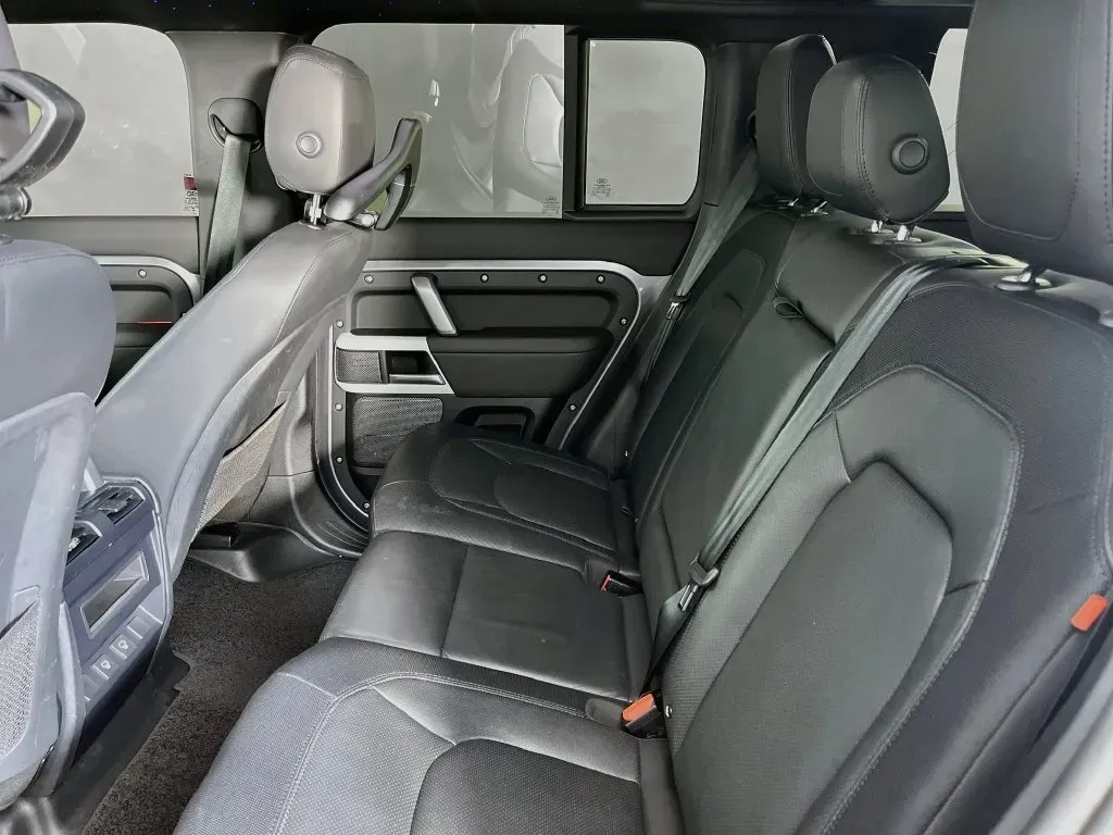 Land Rover Defender photo 32