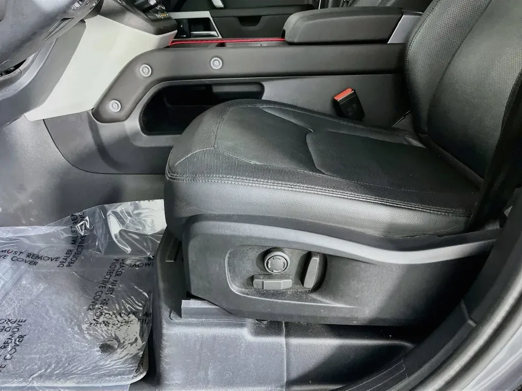 Land Rover Defender photo 28
