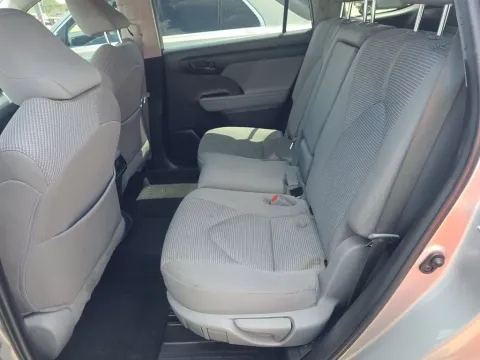 More photos of 2022 Toyota Highlander L at Clement Supercenter, MO