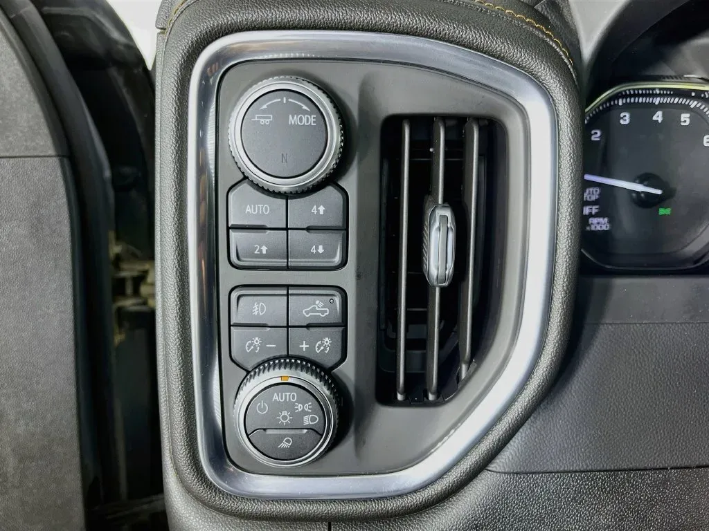 GMC Sierra photo 11