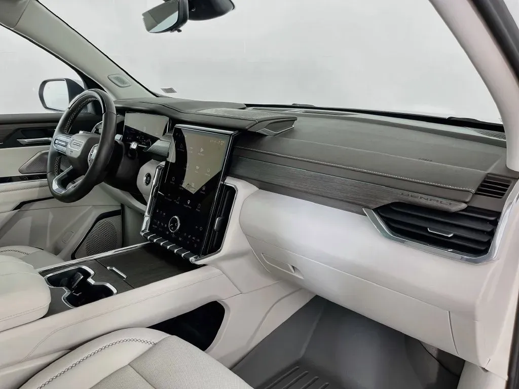 GMC Acadia photo 36