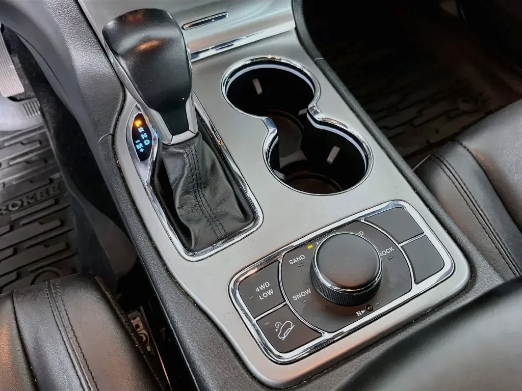 Jeep Grand Cherokee photo 22
